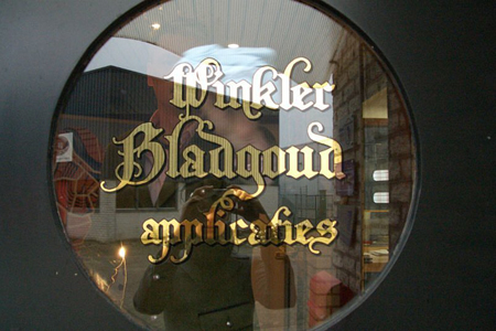bladgoud-letters-op-glas-raam