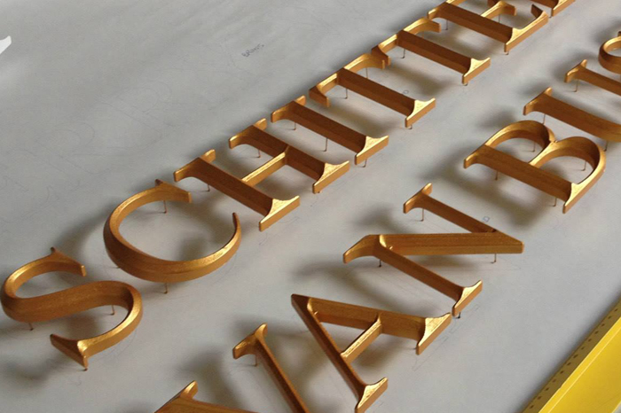Op maat gemaakte prismatische letters